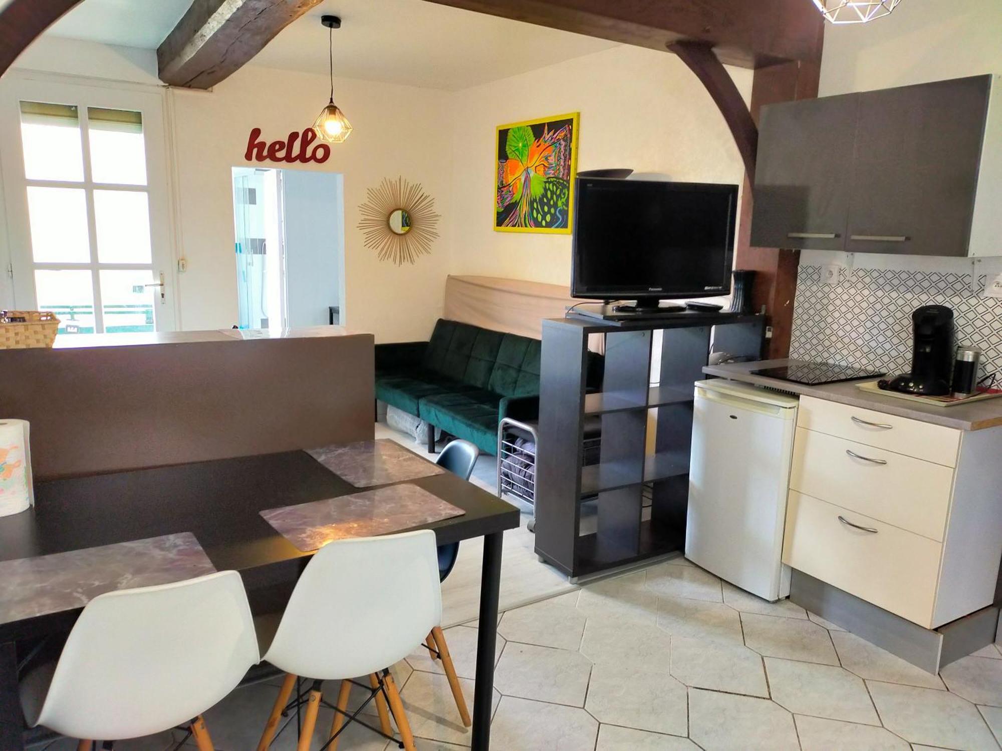 Studio En Rdc Avec Balcon Centre Vitre ภายนอก รูปภาพ
